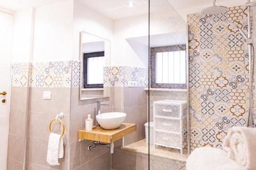 アスコリ・ピチェーノにあるLa Ruaのバスルーム(洗面台、ガラス張りのシャワー付)