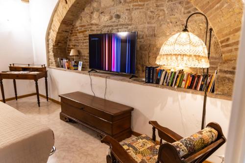 a living room with a tv on a shelf at La Rua in Ascoli Piceno