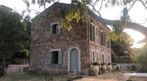 a stone building with plants inront of it at Casello 79 Rais in Finale