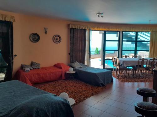 um quarto com 2 camas e uma mesa com vista em Eden Villa - Pool, Barbecue, Spectacular Views, 4 Bedrooms - Up to 10 guests ! no Funchal