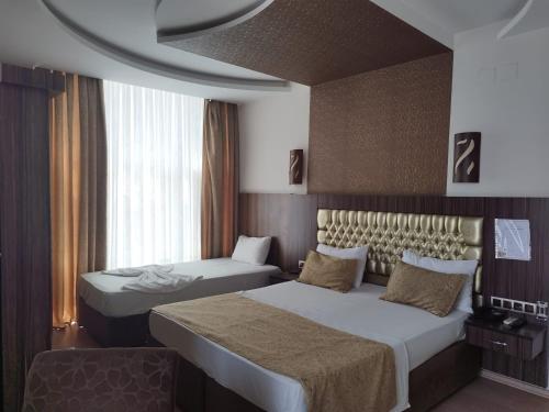 um quarto de hotel com duas camas e uma janela em LÜKS HOTEL em Mersin