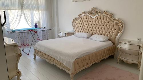 sypialnia z dużym łóżkiem z dużym zagłówkiem w obiekcie Antalya’nın kalbinde büyüleyici bir sığınak w mieście Antalya