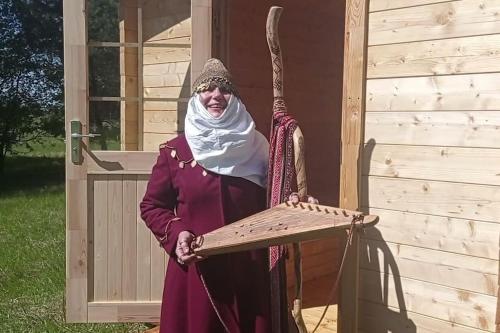 um homem vestido de fato segurando uma lança em Bičių lova. Bičių terapija. Bee bed. Bee therapy 