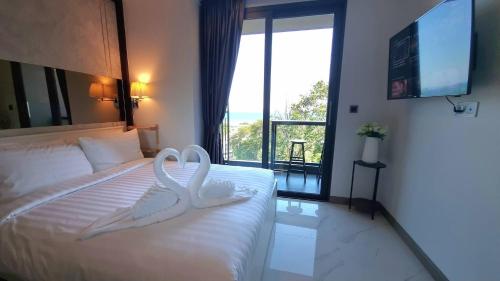 Postel nebo postele na pokoji v ubytování A405-nice Seaview One Bedroom At Ao Nang Beach