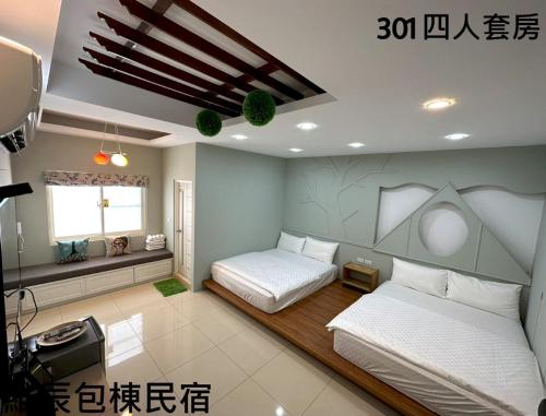 um quarto com 2 camas e uma janela em 維辰包棟民宿Wei Chen Resort B&B em Xiaoliuqiu