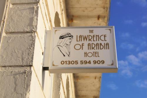 znak na boku budynku w obiekcie The Lawrence of Arabia Hotel w mieście Weymouth