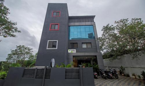 un edificio con motocicletas estacionadas frente a él en Treebo Trend Tulip Comfort en Pune