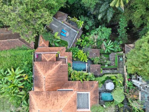 z góry widok na dom z ogrodem w obiekcie Rumah Kelinci w mieście Ubud