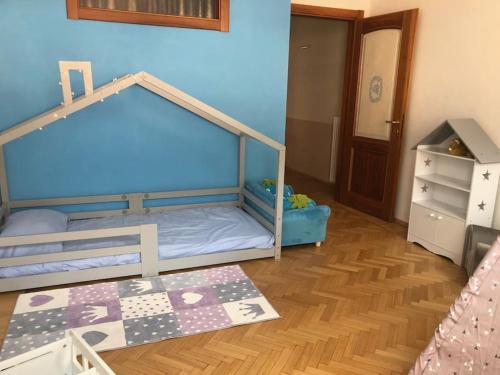 Schlafzimmer mit Etagenbett und Holzboden in der Unterkunft Casa in centro Domodossola self check in in Domodossola