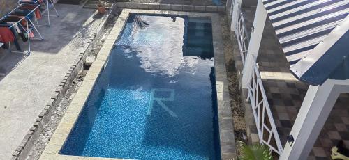 een uitzicht over een zwembad op een gebouw bij Villa fleurs de Jade in Grand Gaube