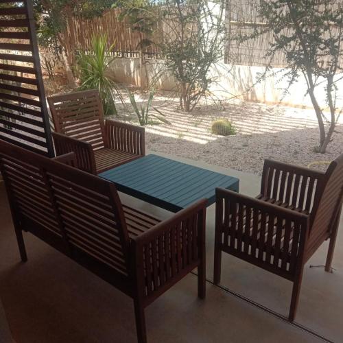 Duas cadeiras e uma mesa num pátio em Bel Appartement Tamourit Agadir em Agadir