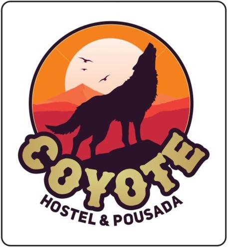 um logótipo para um evento com dois lobos andando em uma colina em COYOTE POUSADA&HOSTEL em Foz do Iguaçu