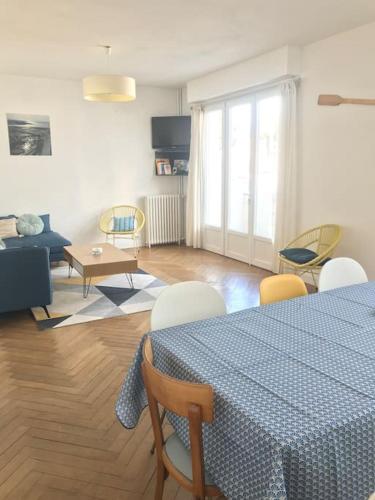 une chambre avec une table et des chaises ainsi qu'un salon dans l'établissement Maison de vacances 10 personnes, La Tremblade, à La Tremblade