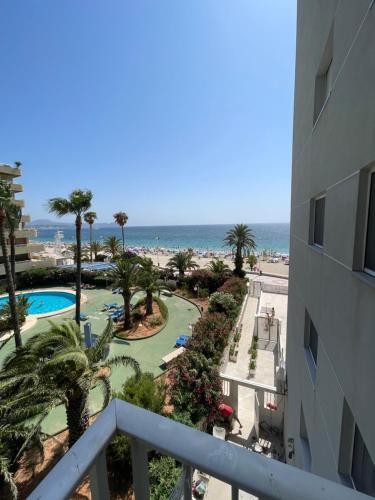 uma vista para a praia a partir da varanda de um resort em Medi Playa primera linea con piscina em Calpe
