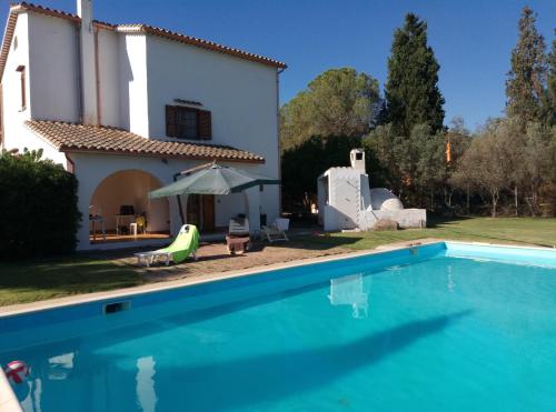 een villa met een zwembad voor een huis bij Villa Pepa S'abuleu in Santa Margherita di Pula