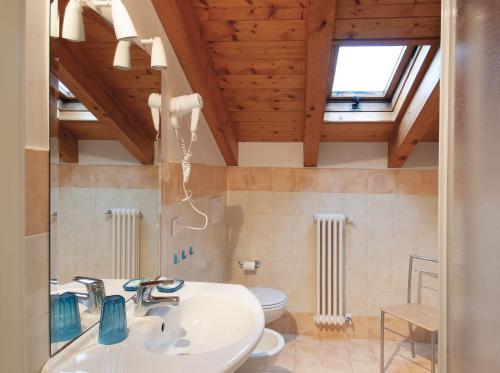 bagno con lavandino e servizi igienici di Green Village Accommodations a Colico