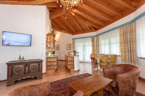 A seating area at Berghof-Chalet