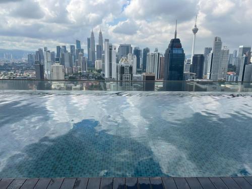 una piscina con vistas al perfil urbano en Regalia Modern Studio, en Kuala Lumpur