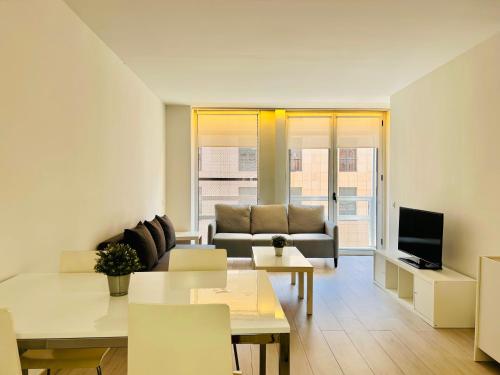 ein Wohnzimmer mit einem Sofa und einem Tisch in der Unterkunft Apartamento Rambla Vella in Tarragona