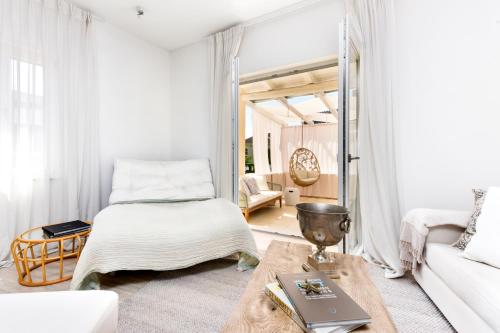 ein Wohnzimmer mit einem Bett und einem Tisch in der Unterkunft Luxury Apartment Sunce in Rovinj