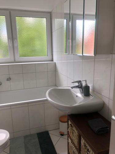 een badkamer met een wastafel, een bad en een toilet bij House of hanover in Hannover