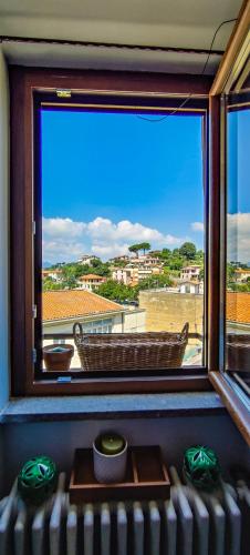 a window with a view of a view of a boat at La Torretta in Torrita Tiberina