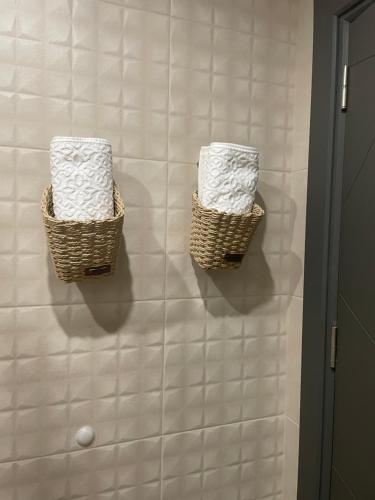 2 cestas en la pared de un baño con toallas en SP Urban Apartment, en Plovdiv