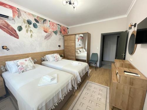 Habitación de hotel con 2 camas y TV en SP Urban Apartment, en Plovdiv