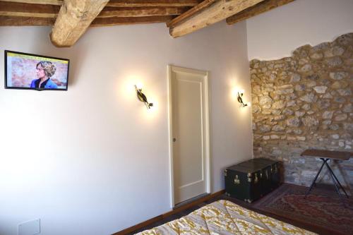 a bedroom with a bed and a stone wall at Appartamento da Vinci - Appartamento Masaccio in Corfino