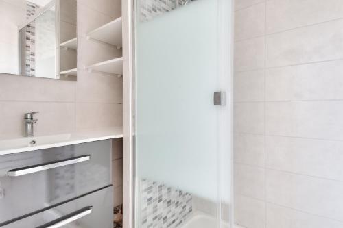 une salle de bain avec douche et lavabo dans l'établissement Appartement pour 4- Balcon- Plage des Becs, à Plage-des-Demoiselles