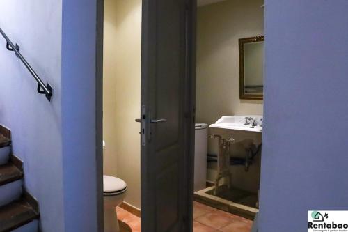 une salle de bain avec toilettes et lavabo dans l'établissement Maison de ville, à Avignon