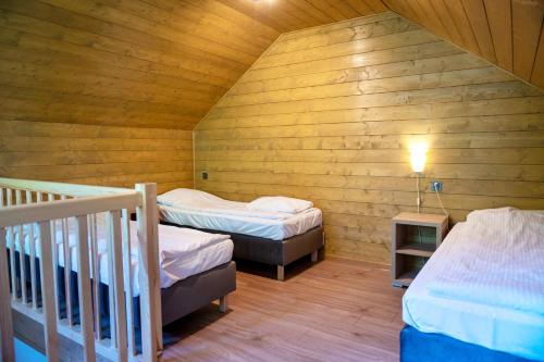 Giường trong phòng chung tại Pokoje Na Wydmie