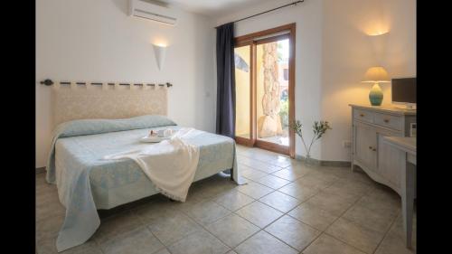 1 dormitorio con 1 cama con mesa y ventana en Tranquil Palau Green Village Studio sleeps 2 Child, en Palau