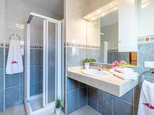 Ένα μπάνιο στο Joouvacations Villa Pani