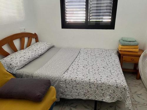 1 dormitorio con 1 cama, 1 silla y 1 ventana en Apartment with Outdoor Pool and Air Conditioning in Cabo Roig, en Cabo Roig