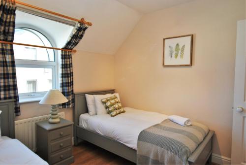 ウィンザーにある2 Bedroom Windsor Apartment with Free Parkingの小さなベッドルーム(ベッド1台、窓付)