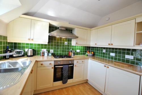Een keuken of kitchenette bij 2 Bedroom Windsor Apartment with Free Parking