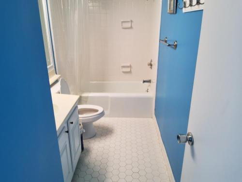 een badkamer met een bad, een toilet en een wastafel bij Arcadian II 15B in Myrtle Beach