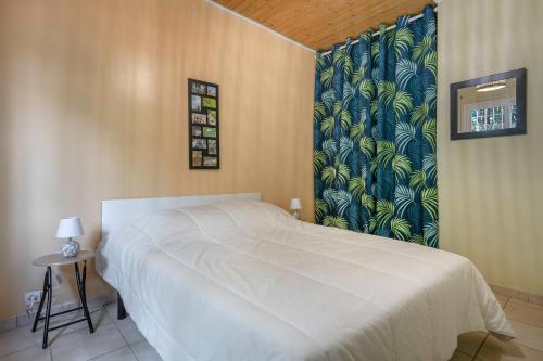a bedroom with a large white bed and a window at Maison Dune et Forêt à 100m de la mer in Saint-Michel-Chef-Chef