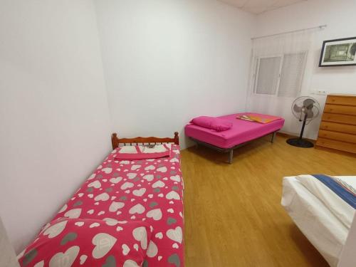 a bedroom with a bed and a table in a room at Apartamento Violeta in Aguadulce