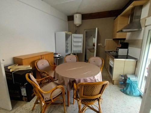 a kitchen with a table and chairs in a room at Apartamento Violeta in Aguadulce