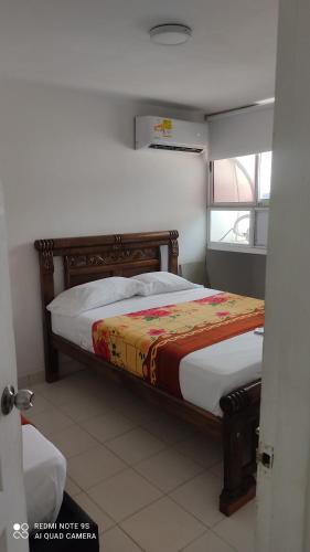 1 dormitorio con 2 camas y ventana en Hermoso apto en en Rodadero 10A, en Santa Marta