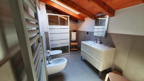 a bathroom with a sink and a toilet at Il Bordone del Pellegrino in Terenzo