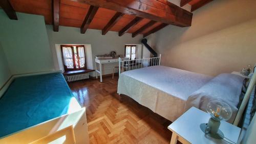 a living room with two beds and a table at Il Bordone del Pellegrino in Terenzo