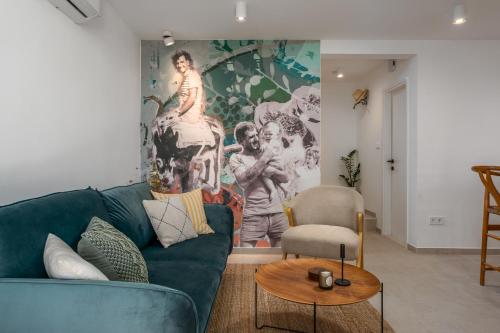 una sala de estar con un sofá verde y una pintura en Nona Vi - Boutique Stone House, en Bol