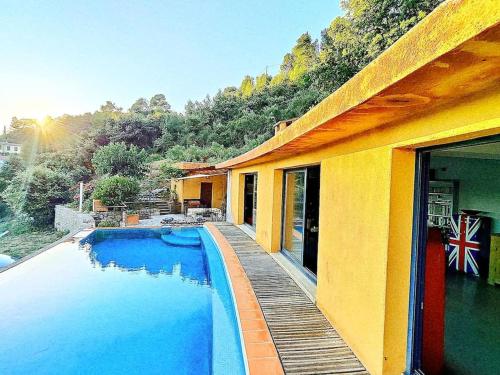 - un bâtiment avec piscine à côté d'une maison dans l'établissement Maison vue sur le village, à Cotignac