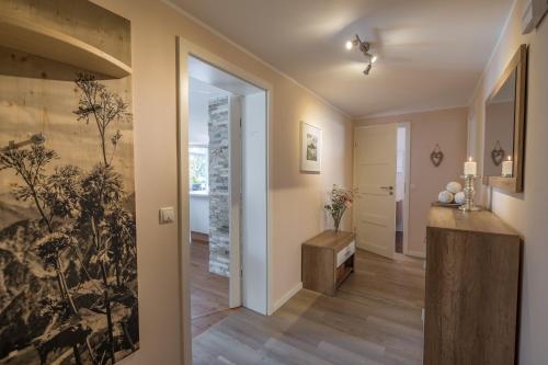 um corredor com uma porta que dá para um quarto em Landhaus Ohrwumslar em Oberstdorf