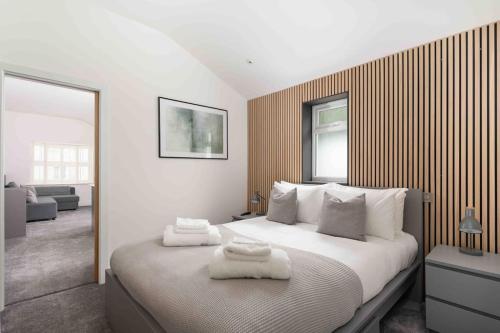 Un pat sau paturi într-o cameră la Stunning new fully renovated flat in Marazion