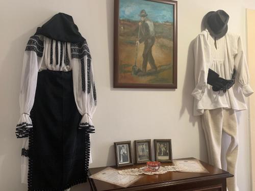 a room with two mannequins and a painting on a wall at CASA LUI MOȘU in Alba Iulia