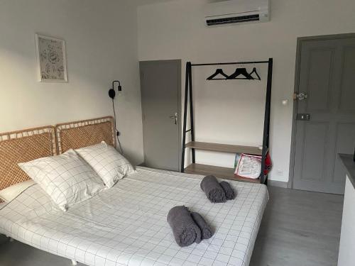 un lit avec deux oreillers dessus dans une chambre dans l'établissement Le studio en Provence, à Saint-Didier
